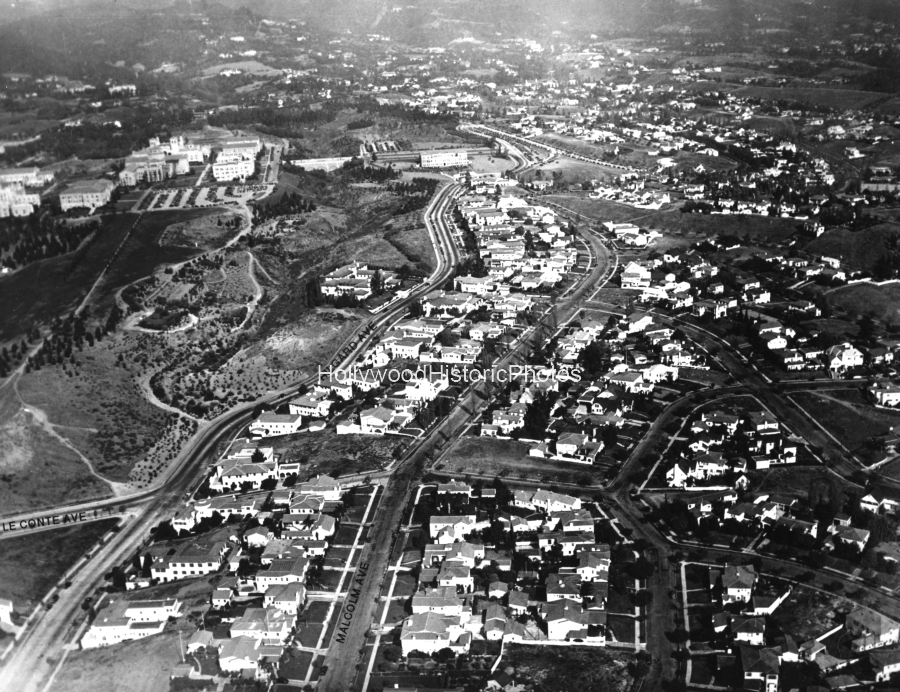 UCLA 1941 University Entrance Park wm.jpg